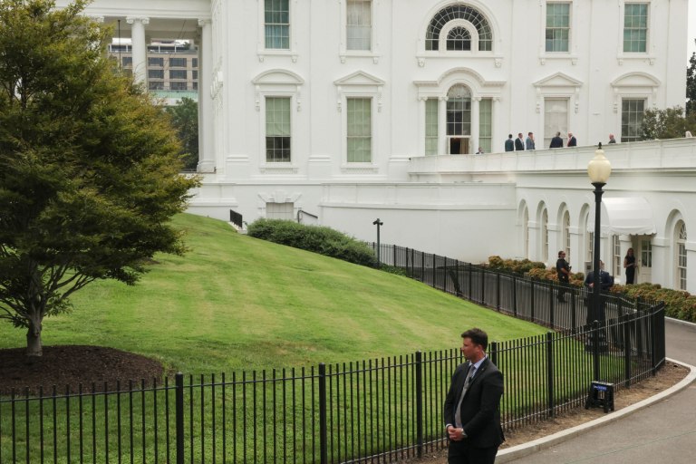 Ο Τραμπ έκανε αστεία για εγκατάσταση «πυρηνικών πυραύλων» στη στέγη του Λευκού Οίκου