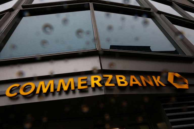 Commerzbank: Kαμπανάκι για το δημόσιο χρέος στην Ευρωζώνη – Πώς να αποφυγουμε νέα κρίση