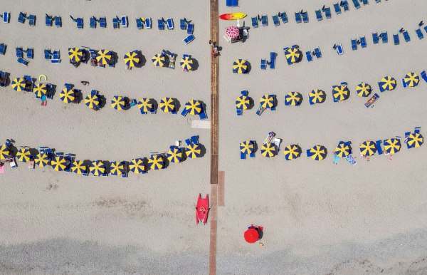 Ιταλία: «Basta» λένε οι γηγενείς στις ιδιωτικές παραλίες και «παίρνουν» τα βουνά