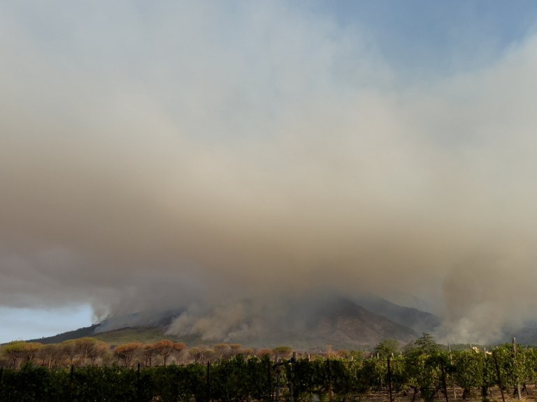 Φλέγεται ο Βεζούβιος: Τρομακτικές εικόνες από την Ιταλία – Απειλείται το Εθνικό Πάρκο
