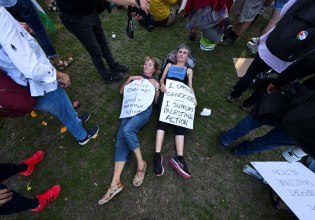 Σάλι Ρούνεϊ: «Είμαι και εγώ τρομοκράτης αν αυτό ορίζει ο νόμος» – Η συγγραφέας απειλείται με σύλληψη για την Παλαιστίνη