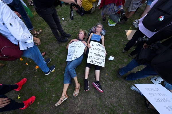 Σάλι Ρούνεϊ: «Είμαι και εγώ τρομοκράτης αν αυτό ορίζει ο νόμος» – Η συγγραφέας απειλείται με σύλληψη για την Παλαιστίνη