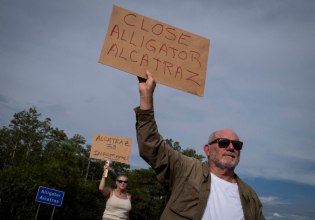 ΗΠΑ: «Φρένο» από δικαστή στα σχέδια Τραμπ για το «Αλκατράζ με αλιγάτορες» όπου θα μεταφέρονταν μετανάστες