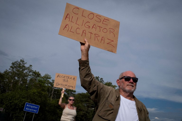 ΗΠΑ: «Φρένο» από δικαστή στα σχέδια Τραμπ για το «Αλκατράζ με αλιγάτορες» όπου θα μεταφέρονταν μετανάστες
