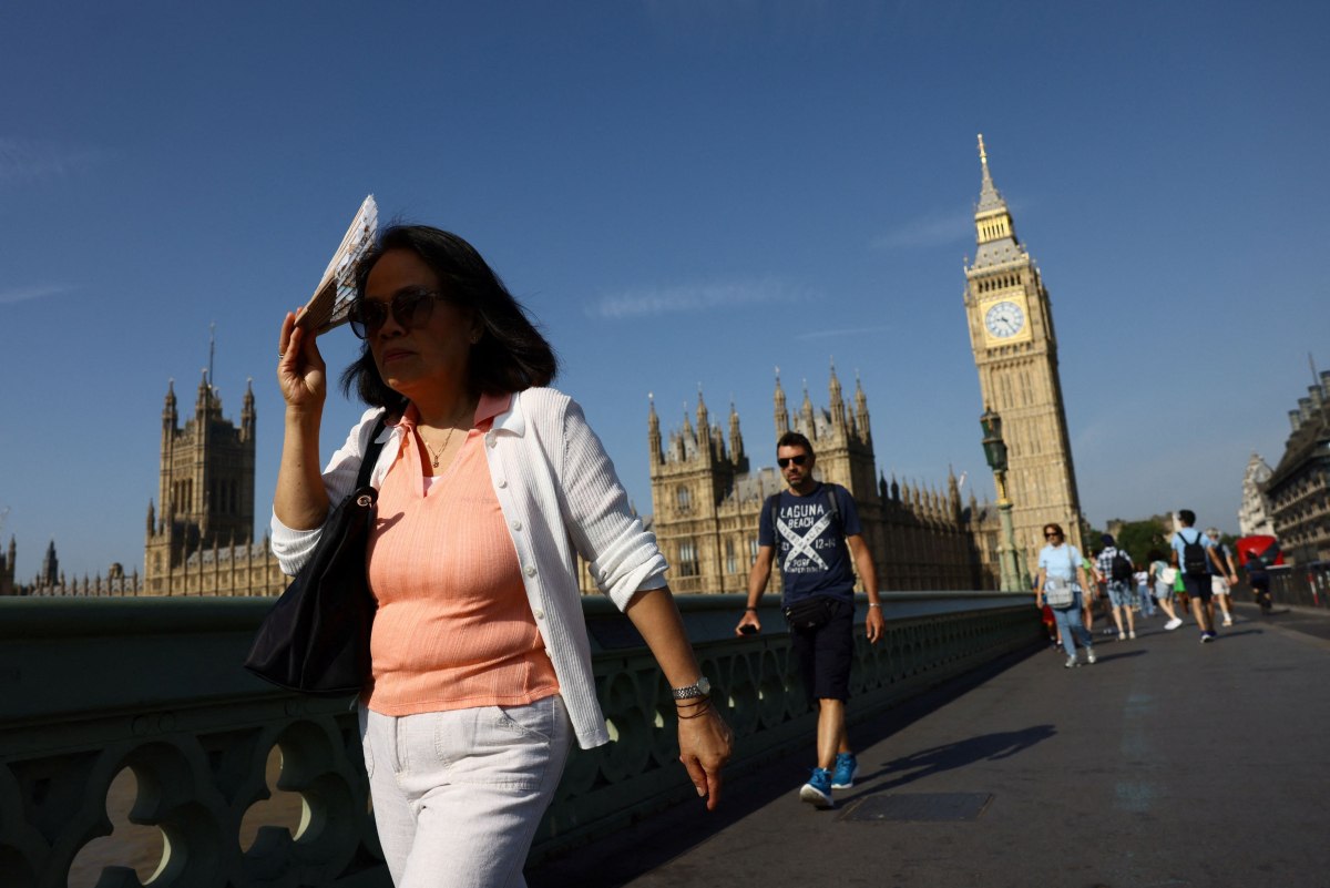 Καύσωνας στο Λονδίνο στις 15 Αυγούστου. Η κλιματική αλλαγή φέρνει περισσότερα κύματα ζέστης (Reuters)