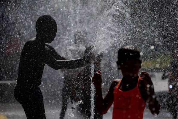 Η καυτή Ευρώπη παραδομένη στην «πανάκεια» του κλιματισμού – «Είναι πολλή η ζέστη για να επιβιώσουμε χωρίς αυτό»