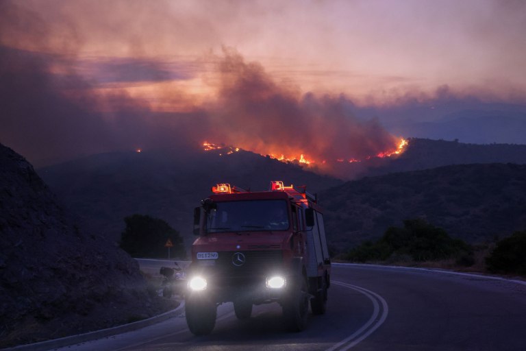 Φωτιές: Δεκάδες πολίτες στα Κέντρα Υγείας Φιλιππιάδας, Θεσπρωτικού – Τραυματίστηκε πυροσβέστης στη Χίο