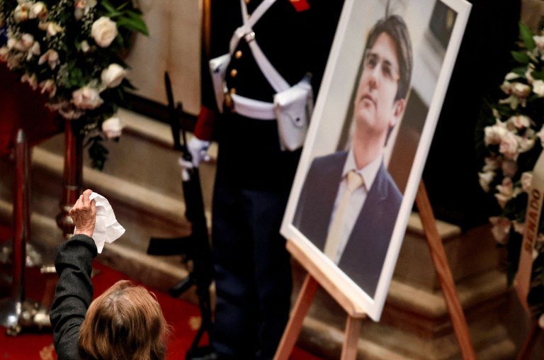 Κολομβία: Χιλιάδες αποτίουν ύστατο φόρο τιμής στον δολοφονημένο γερουσιαστή Ουρίμπε