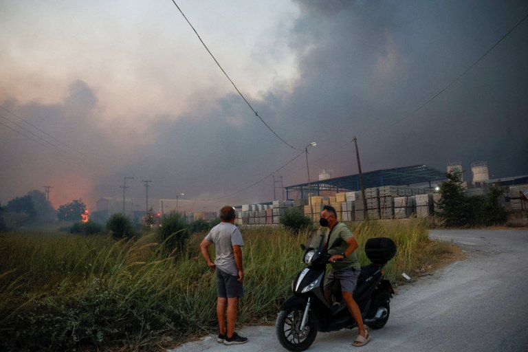 Φωτιές: Η ενημέρωση της Πυροσβεστικής – Σε πλήρη εξέλιξη τα πύρινα μέτωπα – Τραυματίες πάνω από 10 πυροσβέστες