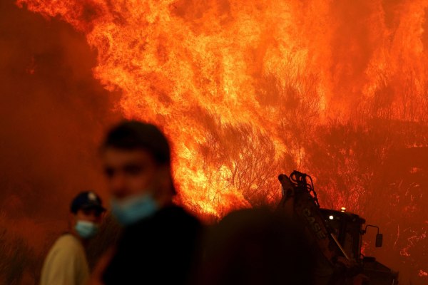 Η Μεσόγειος στις φλόγες – Μάχη με τις πυρκαγιές σε όλη τη νότια Ευρώπη