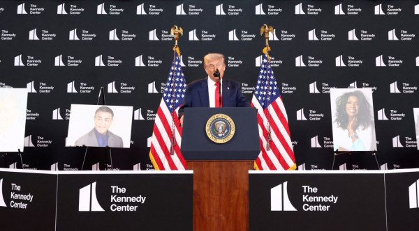 Ο Ντόναλντ Τραμπ σε ρόλο παρουσιαστή στα Kennedy Center Honors φέτος – Ποιοι θα βραβευτούν