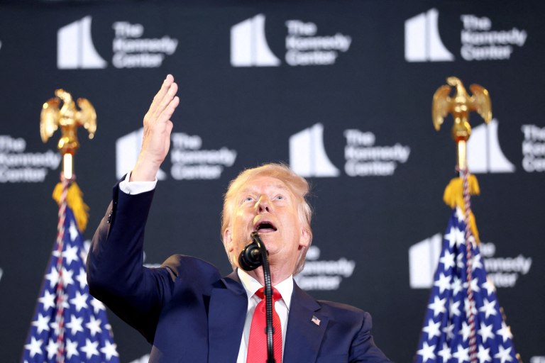 Τραμπ: Απειλεί τον Πούτιν με συνέπειες, αν δεν υπάρξει συμφωνία στην Αλάσκα