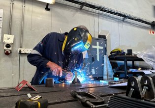 Aπασχόληση: Πόσες και ποιες θέσεις εργασίας στην ΕΕ κινδυνεύουν από τους δασμούς – Πόσο ευάλωτη είναι η Ελλάδα