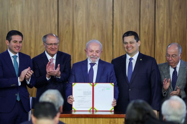 Η Βραζιλία είναι ανοιχτή στις επιχειρήσεις, δηλώνει ο Λούλα