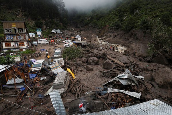 Πλημμύρες στο Κασμίρ: Σχεδόν 300 νεκροί σε Ινδία και Πακιστάν, δεκάδες αγνοούμενοι – Τεράστια η καταστροφή