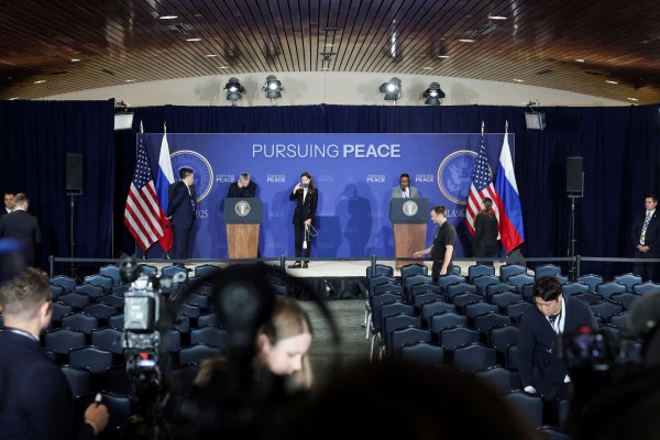 Αλάσκα: Δρακόντεια μέτρα ασφαλείας και σενάρια κατασκοπείας