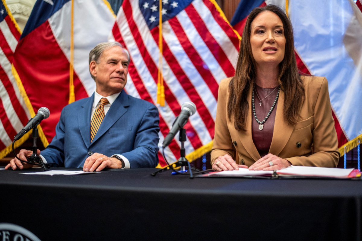 H υπουργός Υγείας Μπρουκ Ρόλινς παραχώρησε συνέντευξη Τύπου μαζί με τον κυβερνήτη του Τέξας Γκρεγκ Άμποτ (Reuters)