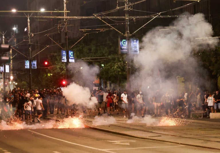 Σερβία: Δεν κοπάζει η οργή – Διαδηλώσεις και συγκρούσεις με την αστυνομία για πέμπτη διαδοχική νύχτα