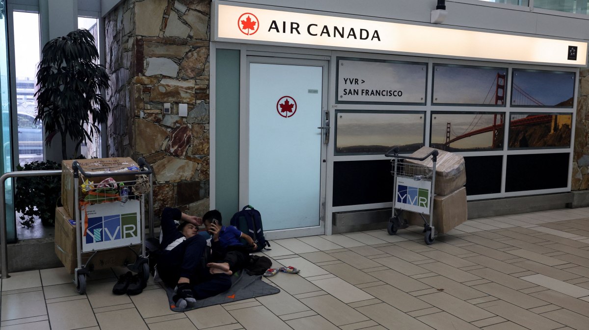 Καθηλωμένες εκατοντάδες πτήσεις της Air Canada λόγω απεργίας