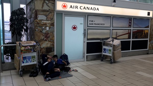 Καθηλωμένες εκατοντάδες πτήσεις της Air Canada λόγω απεργίας