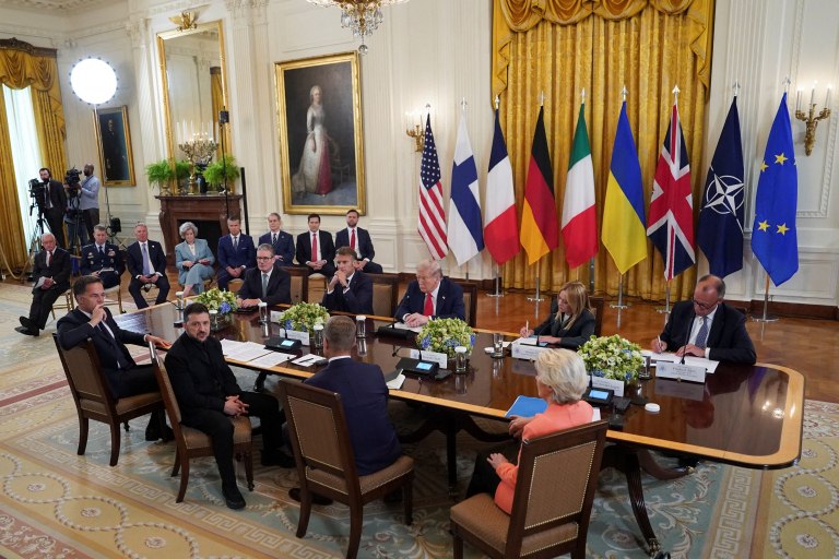 Απόφαση για τριμερή συνάντηση μετά τη συνομιλία Τραμπ με Πούτιν – Οι δηλώσεις των ηγετών