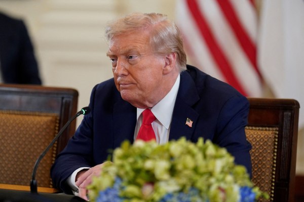 Κλιμακώνει την επίθεση κατά της Fed ο Τραμπ – Ζητά την παραίτηση μέλους του ΔΣ