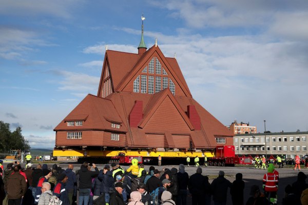 Σουηδία: Ξύλινη εκκλησία πήρε τον δρόμο της μετανάστευσης για να σωθεί από την καθίζηση