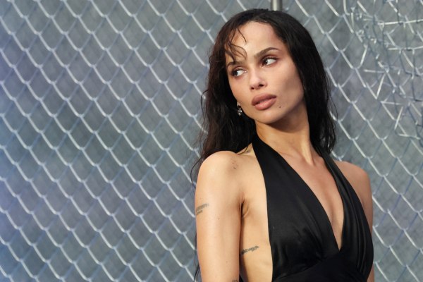 Έσπασε τον κώδικα φιλίας: Οι Swifties έβαλαν στο στόχαστρο τη Ζόι Κράβιτζ για μια φήμη