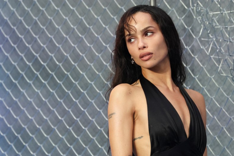 Έσπασε τον κώδικα φιλίας: Οι Swifties έβαλαν στο στόχαστρο τη Ζόι Κράβιτζ για μια φήμη