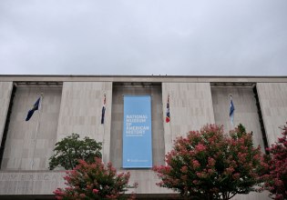 Smithsonian: Το μέλλον της αμερικανικής ιστορίας στο τραπέζι Τραμπ – Μπαντς
