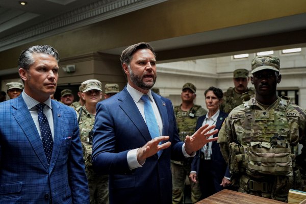 Τζέι Ντι Βανς: Γιουχαρίσματα στον αντιπρόεδρο των ΗΠΑ κατά την επίσκεψή του σε στρατιώτες της Εθνοφρουράς