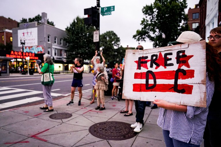 Ο Τραμπ δήλωσε ότι θα κάνει περιπολία στην Ουάσιγκτον μαζί με την αστυνομία και τον στρατό – «Θα βγω απόψε»