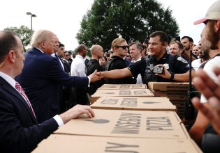 Τραμπ: Μοίρασε πίτσες στους άνδρες της εθνοφρουράς στην Ουάσιγκτον – Νέο σόου μετά το φιάσκο με Βανς