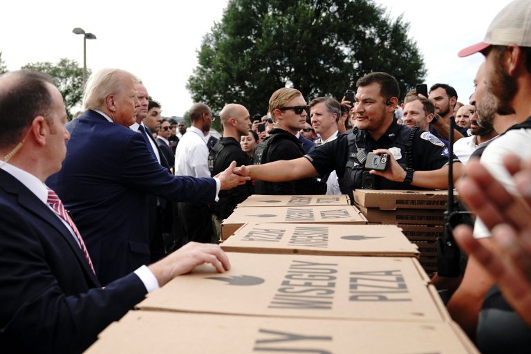 Τραμπ: Μοίρασε πίτσες στους άνδρες της εθνοφρουράς στην Ουάσιγκτον – Νέο σόου μετά το φιάσκο με Βανς