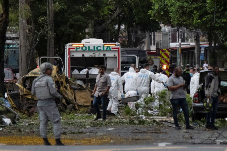 Κολομβία: Drone κατέρριψε ελικόπτερο της αστυνομίας και εξερράγη αυτοκίνητο – Τουλάχιστον 18 νεκροί