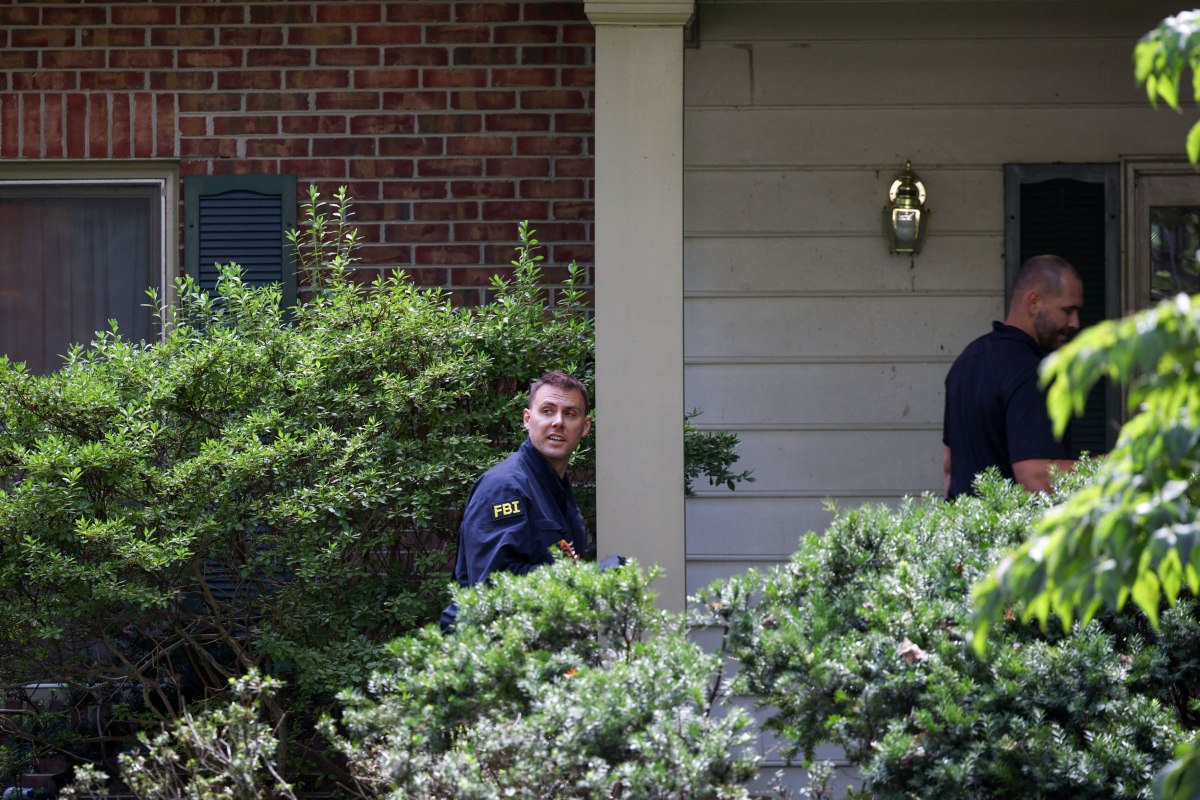 H στιγμή που το FBI «μπουκάρει» στο σπίτι του Μπόλτον – «Είναι ρεμάλι», είπε ο Τραμπ