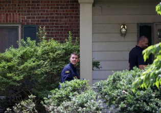 H στιγμή που το FBI «μπουκάρει» στο σπίτι του Μπόλτον – «Είναι ρεμάλι», είπε ο Τραμπ