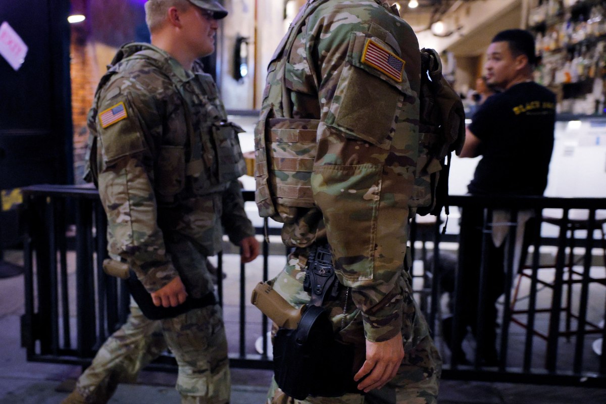 ΗΠΑ: Όπλα κουβαλούν οι άνδρες της εθνοφρουράς στην Ουάσινγκτον, θα αναπτυχθούν και στο Σικάγο – Σφοδρές αντιδράσεις