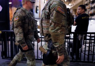 ΗΠΑ: Όπλα κουβαλούν οι άνδρες της εθνοφρουράς στην Ουάσινγκτον, θα αναπτυχθούν και στο Σικάγο – Σφοδρές αντιδράσεις