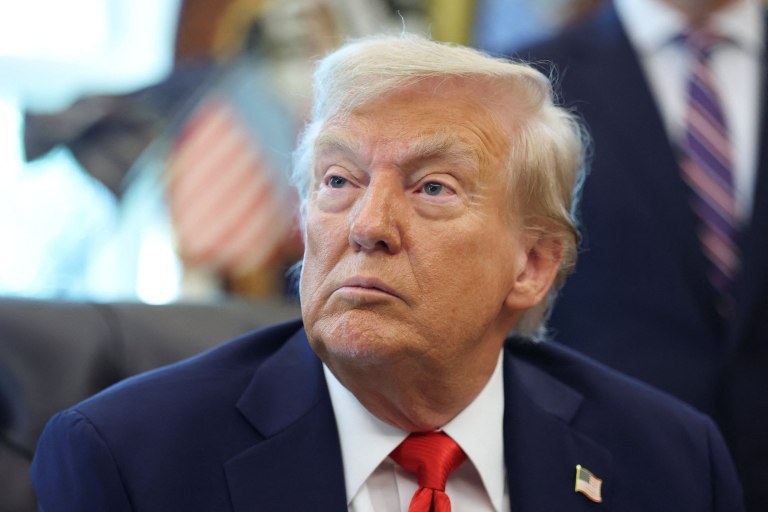 Ο Τραμπ απειλεί την Κίνα με νέους δασμούς – Εξετάζει το ενδεχόμενο να επιβάλει κυρώσεις στην ΕΕ