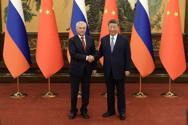 Σι Τζινπίνγκ: Εξαίρει τη στρατηγική σημασία των σχέσεων Πεκίνου – Μόσχας