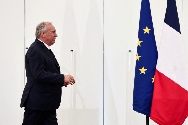 Σε επικίνδυνο μονοπάτι η Γαλλία – Τι βλέπουν οι διεθνείς οίκοι