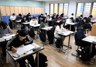 Απαγορεύτηκαν τα κινητά στα σχολεία της Νότιας Κορέας – «Τα παιδιά μας έχουν κόκκινα μάτια κάθε πρωί»