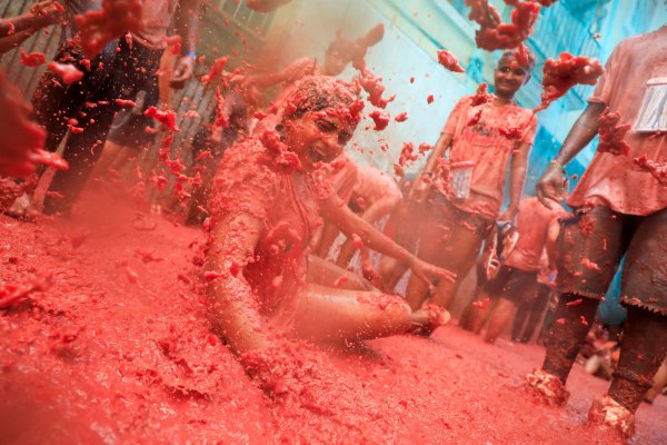 Με ντομάτες «οπλίστηκαν» χιλιάδες άνθρωποι στο φεστιβάλ La Tomatina στην Ισπανία (Εικόνες και Βίντεο)