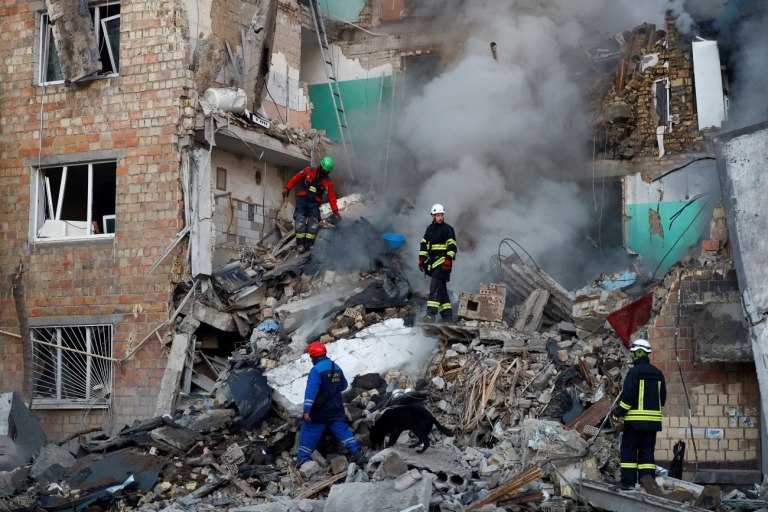 Ουκρανία: Οι οχυρωμένες πόλεις στο στόχαστρο του Πούτιν – Δεκαπέντε οι νεκροί από τη νέα επίθεση στο Κίεβο