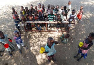 Εκατομμύρια παιδιά στην Αφρική σε θανάσιμο κίνδυνο από τον υποσιτισμό μετά τις περικοπές διεθνούς βοήθειας