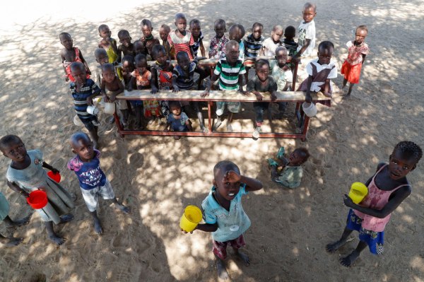 Εκατομμύρια παιδιά στην Αφρική σε θανάσιμο κίνδυνο από τον υποσιτισμό μετά τις περικοπές διεθνούς βοήθειας