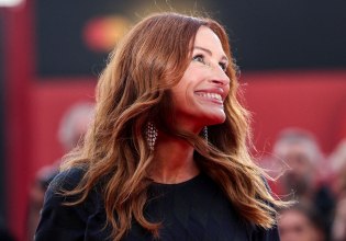 Φεστιβάλ Βενετίας: Η Τζούλια Ρόμπερτς δακρύζει, στέλνει φιλιά και αγκαλιάζει τον Λούκα Γκουαντανίνο