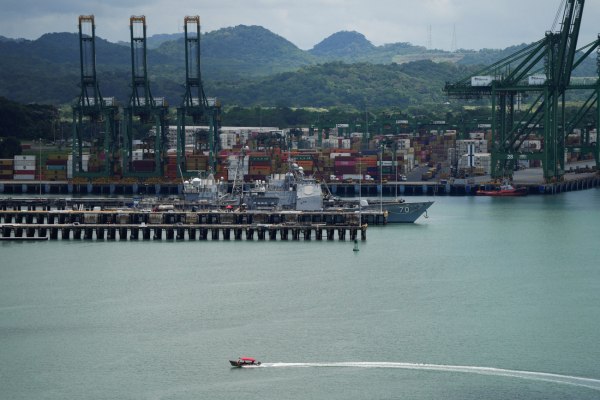 Βενεζουέλα: Αμερικανικό καταδρομικό διέσχισε τη διώρυγα του Παναμά και κατευθύνεται στην Καραϊβική