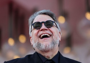 Γκιγιέρμο Ντελ Τόρο: «Δεν φοβάμαι την Τεχνητή Νοημοσύνη, αλλά τη βλακεία, που είναι άφθονη»